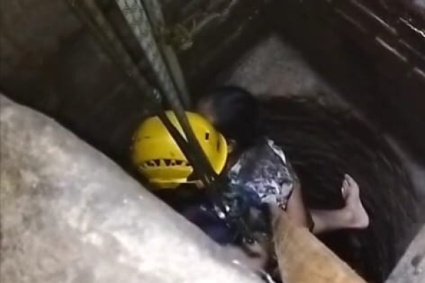 Petugas Damkar Kota Cilegon Selamatkan Warga Kebonsari Citangkil yang Jatuh ke Sumur