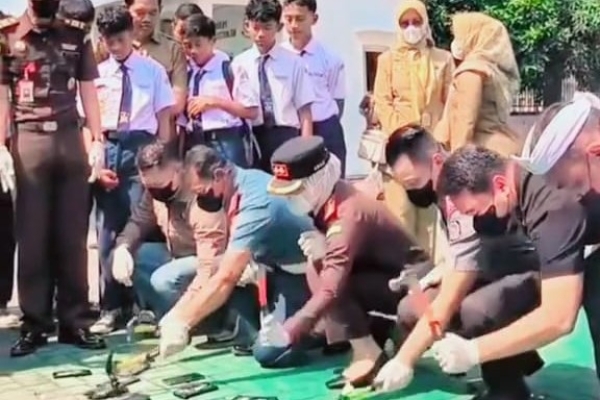 Video dengan Narasi Handphone Milik Siswa Dimusnahkan Viral, Kejari Cilegon : Itu Hoaks!
