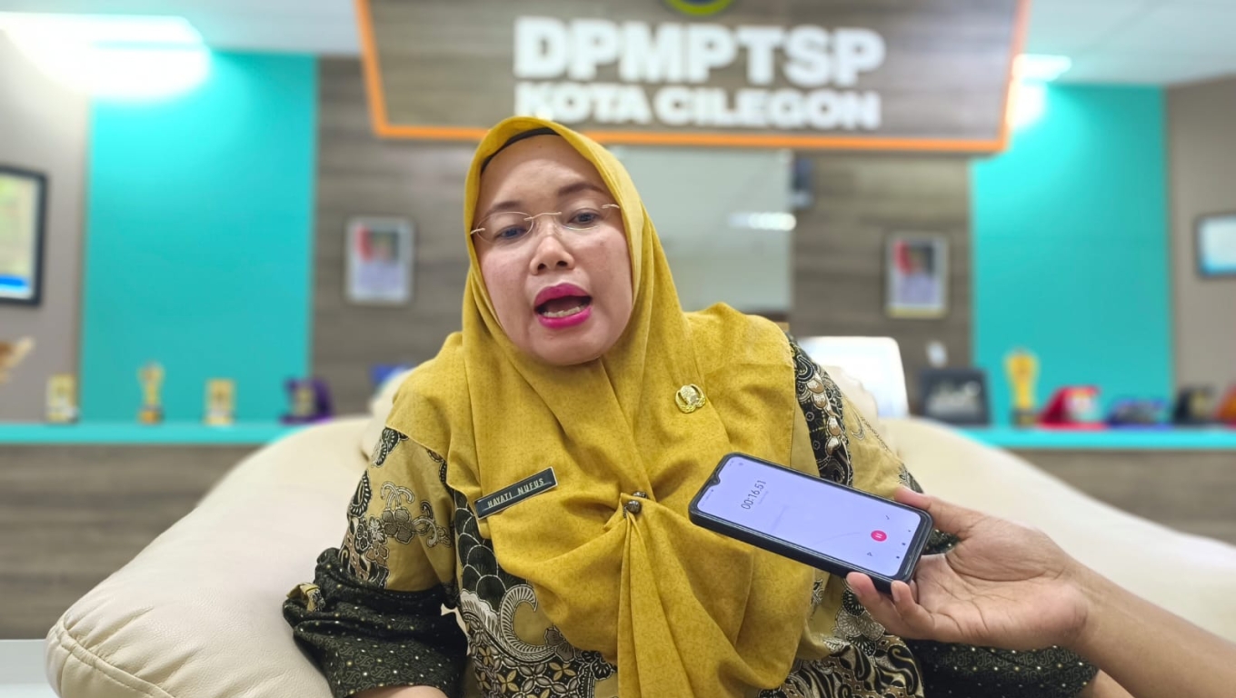 Kepala DPMPTSP Kota Cilegon, Hayati Nufus saat memberikan keterangan kepada wartawan. (Foto: Arie/Babebanten.com)