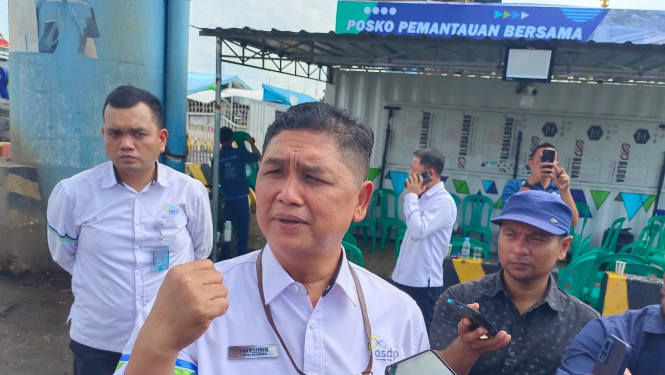 General Manager PT ASDP Indonesia Ferry Cabang Utama Merak, Syamsudin saat memberikan keterangan kepada wartawan. (Foto: Arie/BabeBanten.com)
