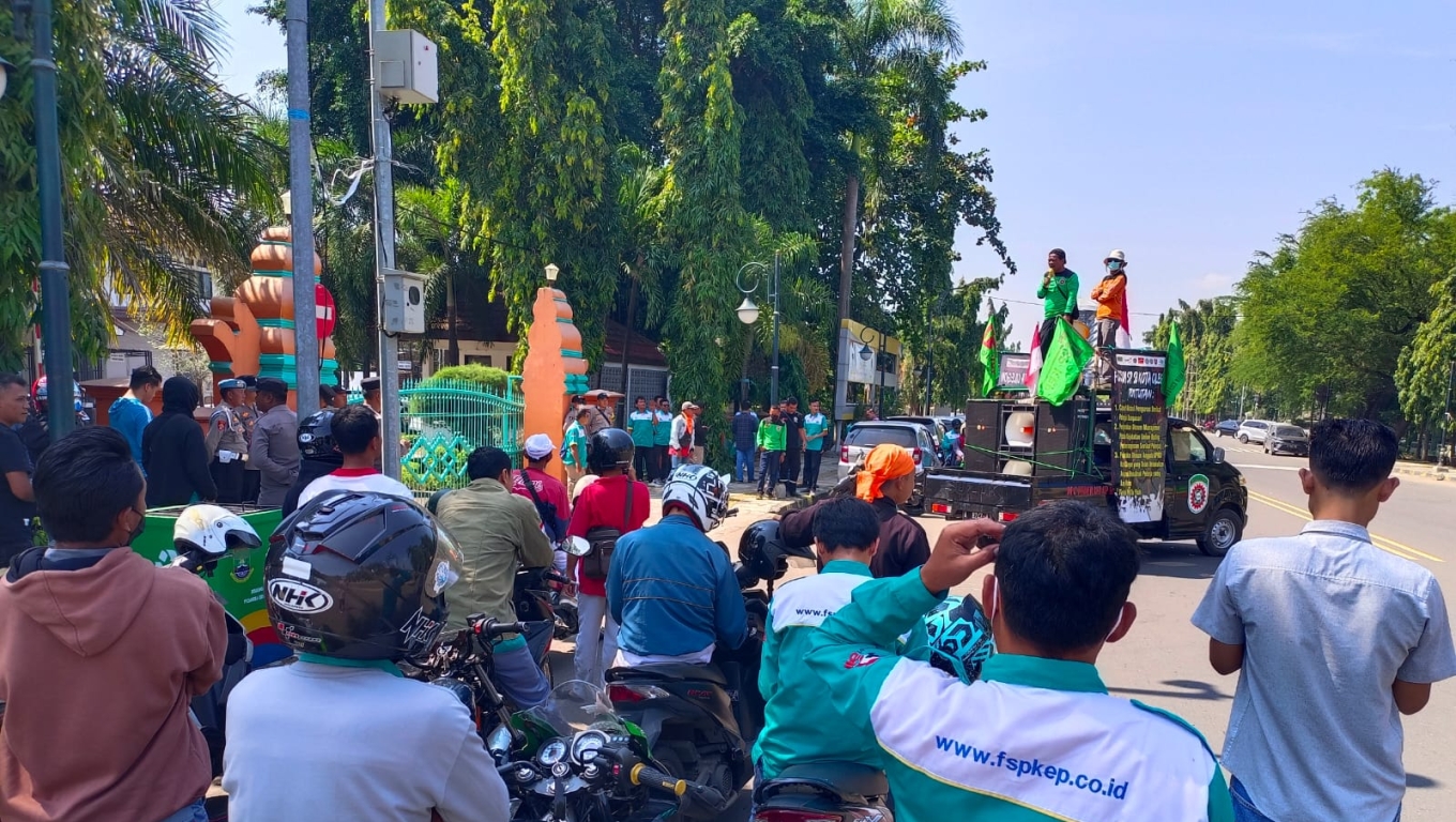 Puluhan buruh saat menggelar aksi unjuk rasa di depan Kantor Walikota Cilegon. (Foto: Arie/Istimewa)
