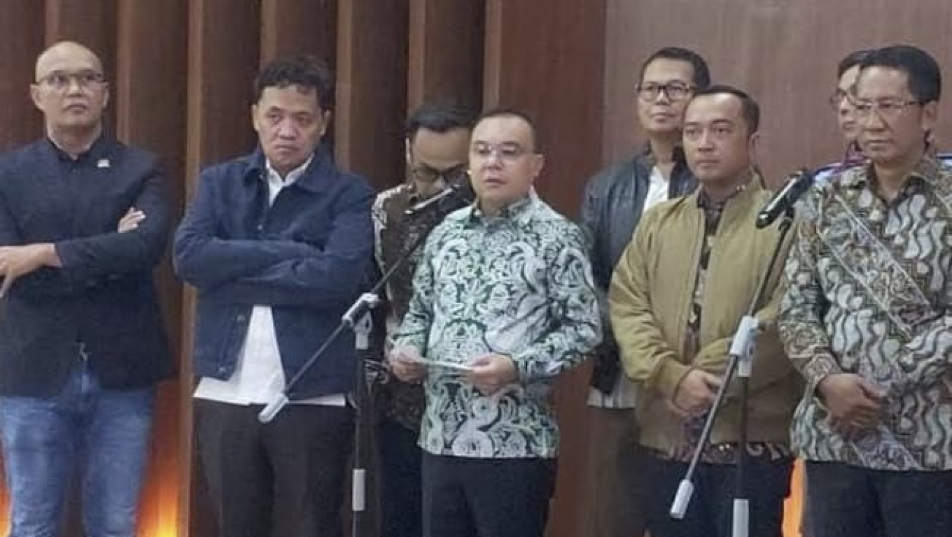 Wakil Ketua DPR RI, Sufmi Dasco Ahmad, usai menggelar rapat konsultasi bersama Menteri Hukum dan HAM dan Menteri Sekretaris Negara di Kompleks Parlemen, Senayan, Kamis malam. (Foto: okezone)