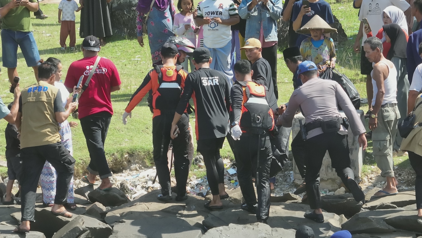 Tim SAR saat melakukan evaluasi jasad korban yang ditemukan di Pantai Karangseke, Kabupaten Lebak. (Foto: Istimewa)9