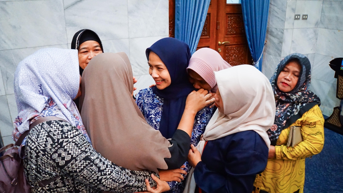 Suasana haru saat Bupati Serang Ratu Zakiyah menerima audiensi Warga Cibetus. (Foto: Istimewa)