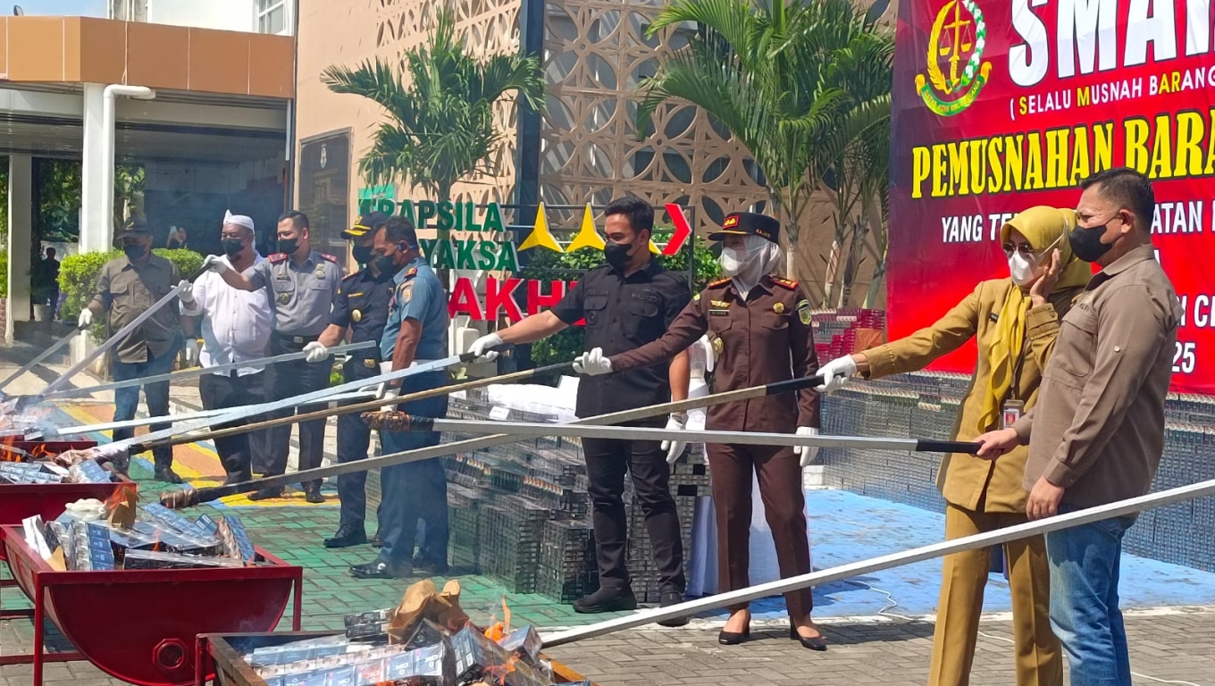 Pemusnahan barang bukti di Halaman Kantor Kejari Kota Cilegon. (Foto: Arie/Babebanten.com)