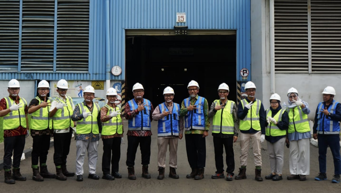 Kunjungan kerja Asisten Deputi Pengembangan BUMN Bidang Industri Manufaktur, Agro, Farmasi, dan Kesehatan Kementerian Koordinator Bidang Perekonomian RI, Mochamad Edy Yusuf  ke PT Krakatau Steel. (Foto: Istimewa)