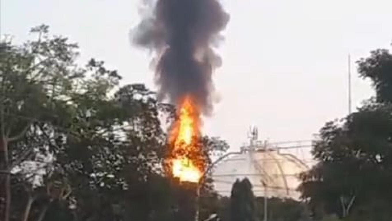 Kobaran api di PT Pertamina Energy Terminal LPG Tanjung Sekong. (Foto: Istimewa)
