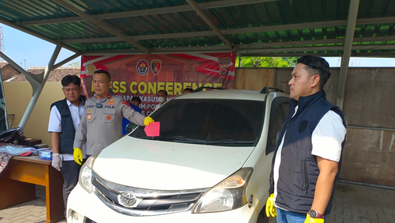 Kapolsek Ciwandan Kompol Andi Suherman menunjukan barang bukti mobil hasil curian. (Foto: Arie/BabeBanten.com)