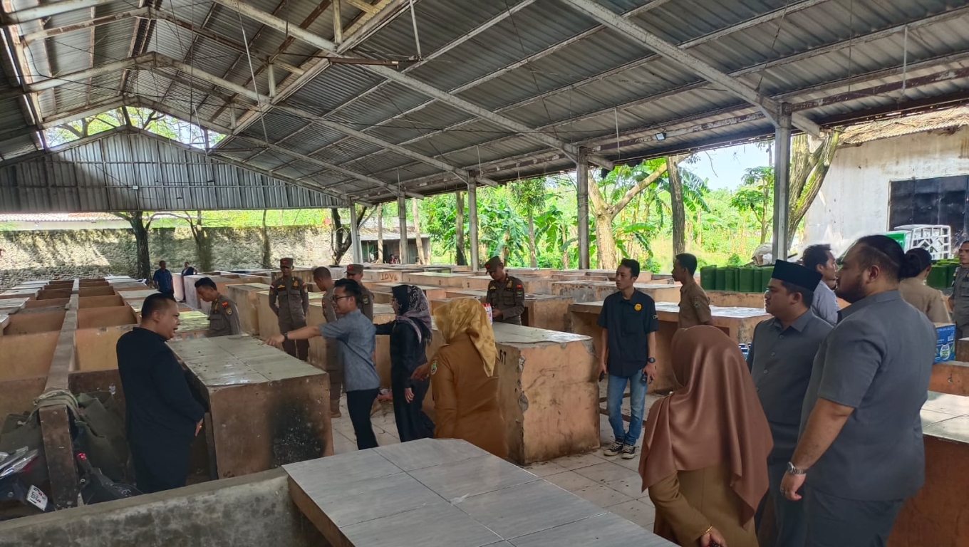 Komisi IV DPRD Kota Cilegon saat meninjau hanggar untuk menampung pedagang yang direlokasi. (Foto: Arie/BabeBanten.com)