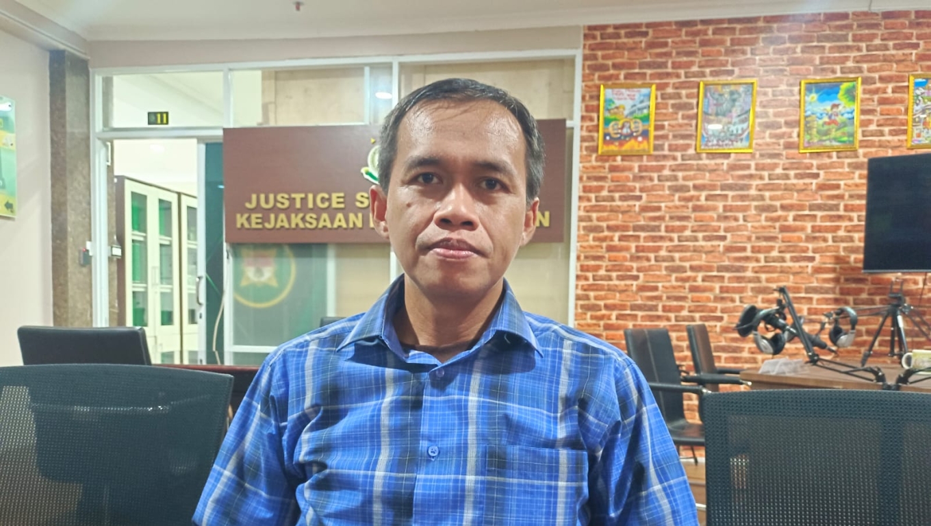 Kepala Seksi Intelijen Kejari Kota Cilegon, Nasruddin saat memberikan keterangan wartawan. (Foto: Arie/Babebanten.com)