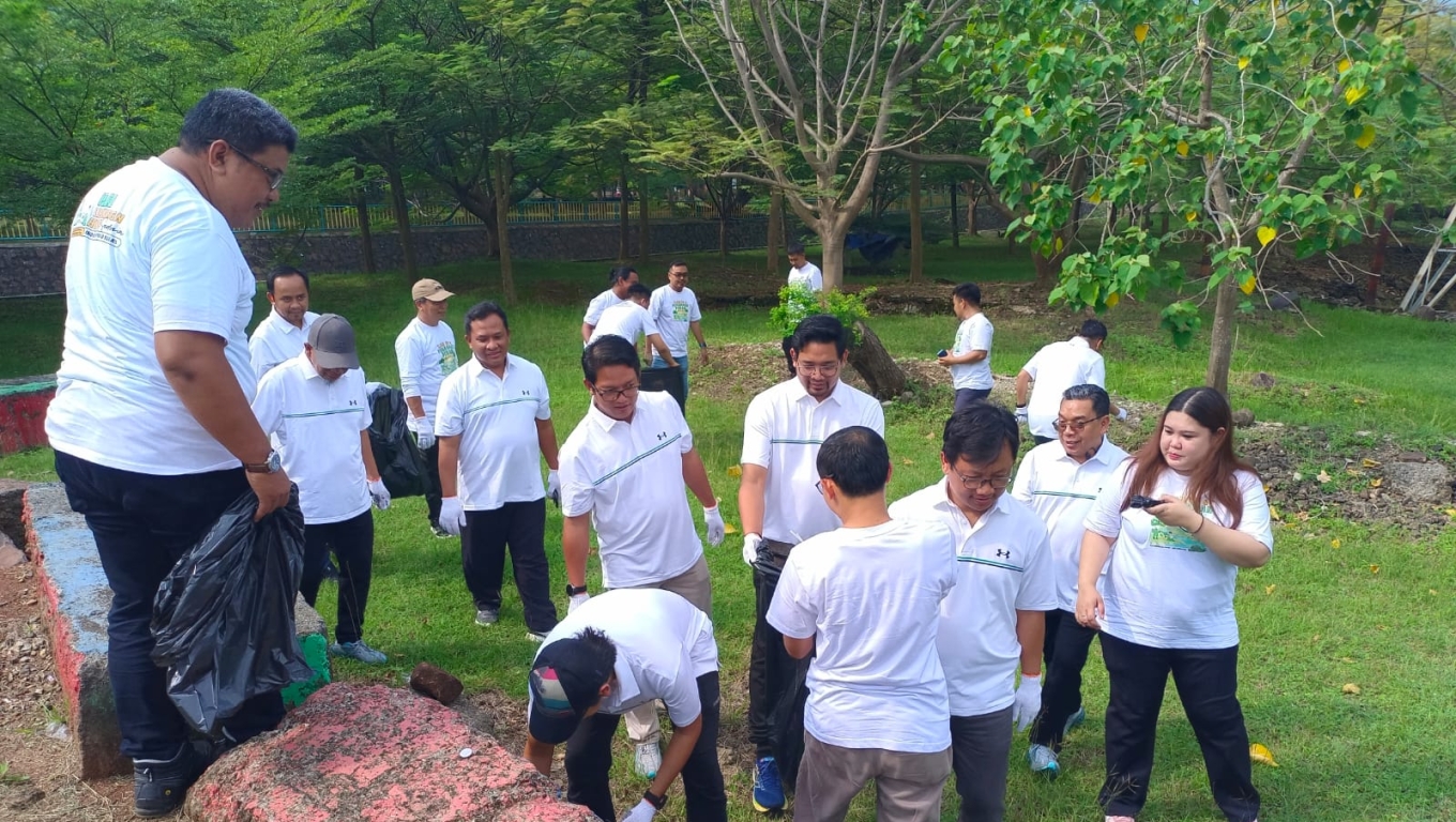 Aksi bersih - bersih sampah dan penanaman pohon oleh PT PLN Indonesia Power UBP Suralaya. (Foto: Arie/BabeBanten.com)