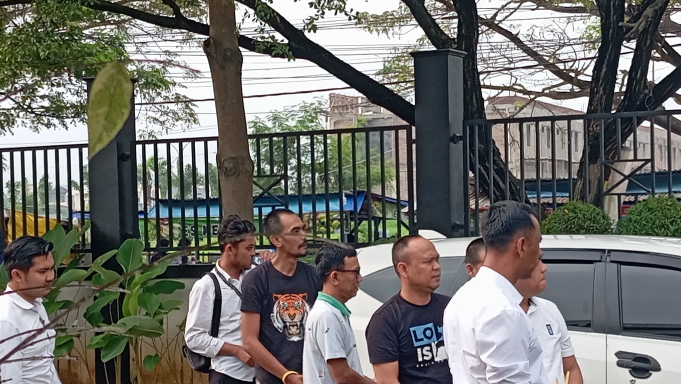 Para tersangka kasus dugaan pemalakam proyek CAA saat dilimpahkan ke Kajari Kota Cilegon. (Foto: Istimewa)