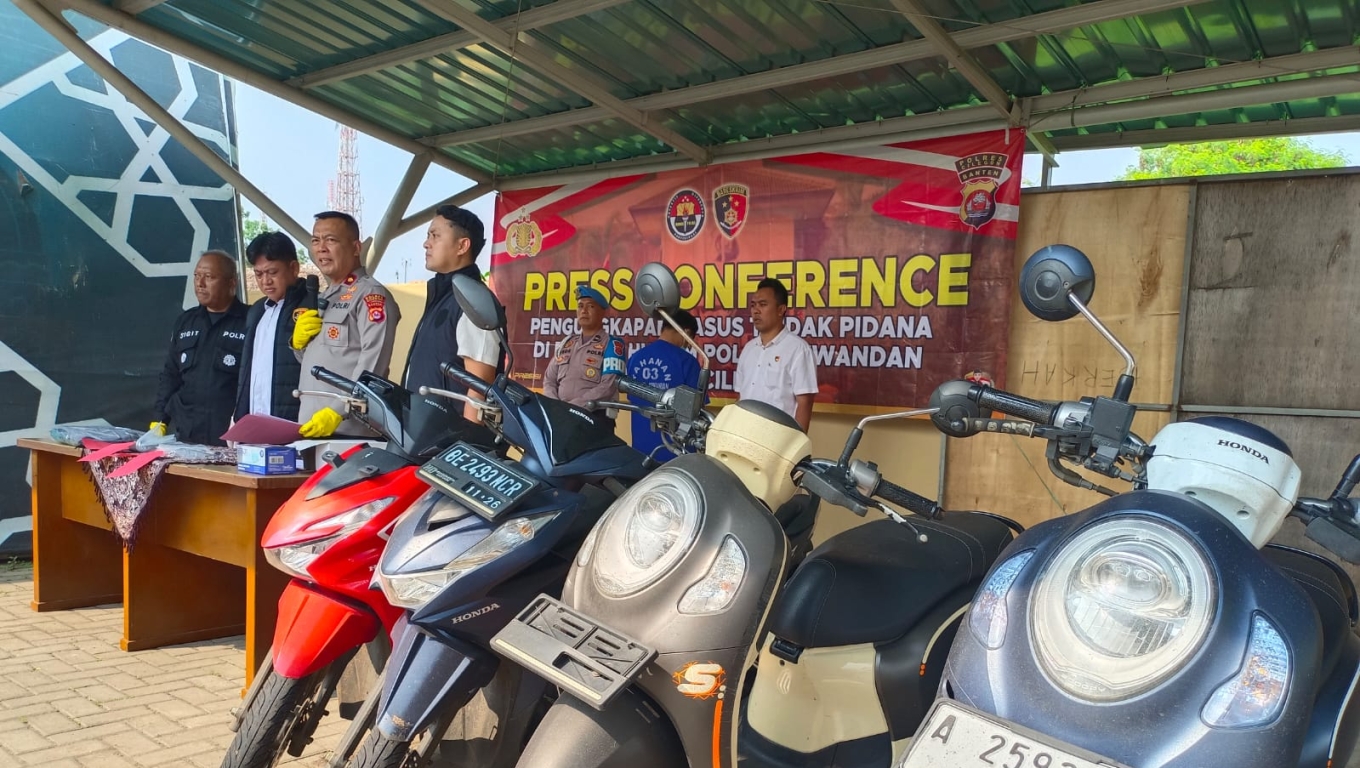 Kapolsek Ciwandan Kompol Andi Suherman memberikan keterangan kepada wartawan soal kasus curanmor. (Foto: Arie/Babebanten.com)
