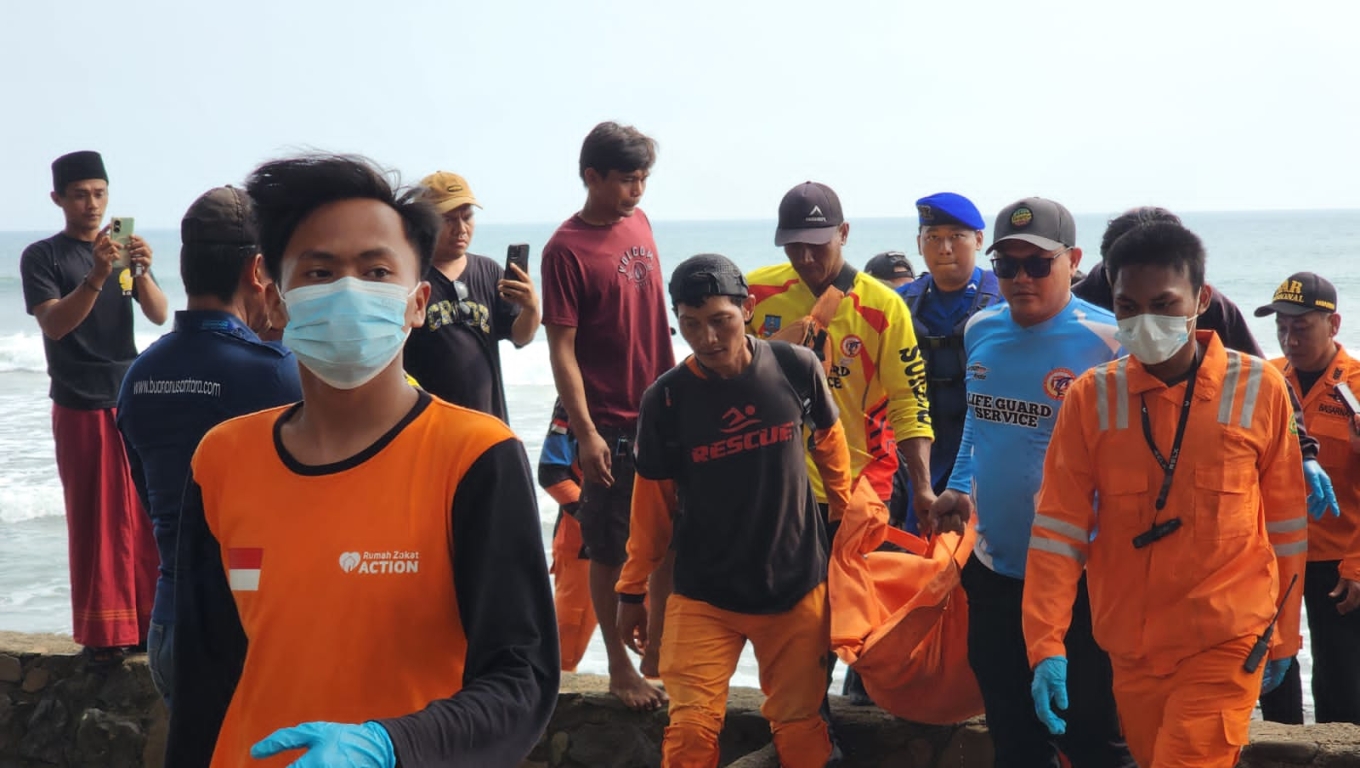 Tim SAR saat mengevakuasi jenazah Abdul Azis yang tenggelam di Pantai Puri Retno Anyer. (Foto: Istimewa)