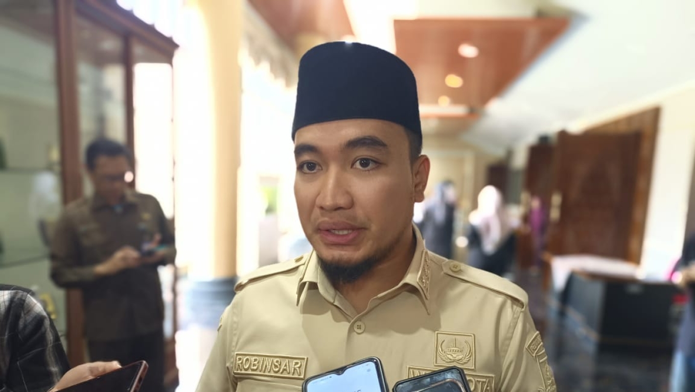 Walikota Cilegon Robinsar saat memberikan keterangan kepada wartawan. (Foto: Arie/BabeBanten.com)
