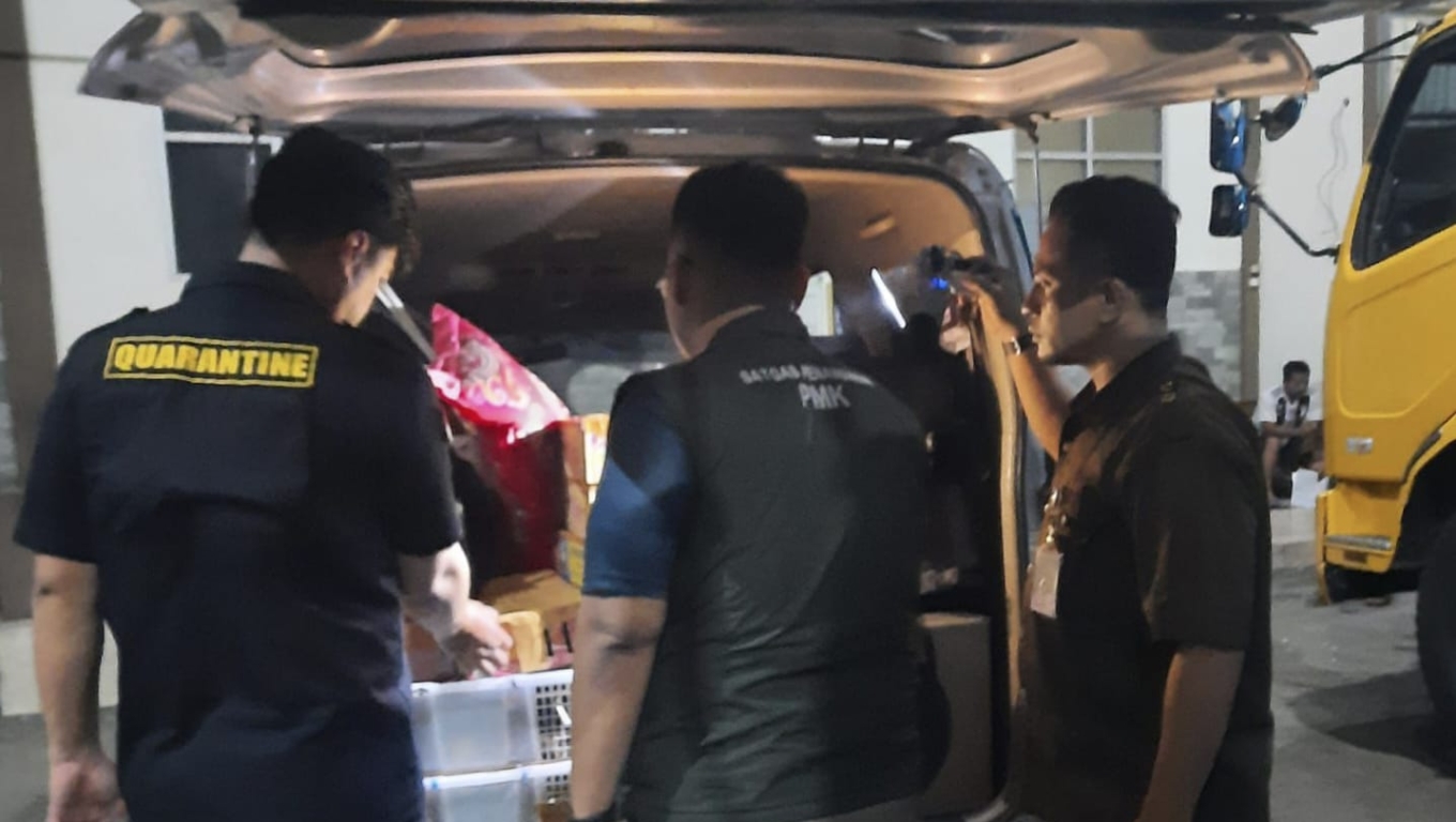 Petugas Karantina Banten saat mengamankan burung tanpa dokumen. (Foto: Istimewa)