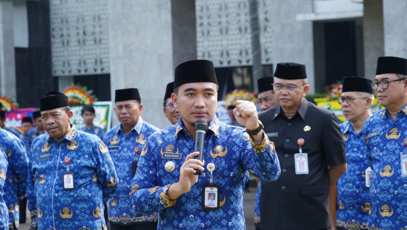 Walikota Cilegon Robinsar saat memberikan arahan usai melantik PPPK. (Foto: Istimewa)