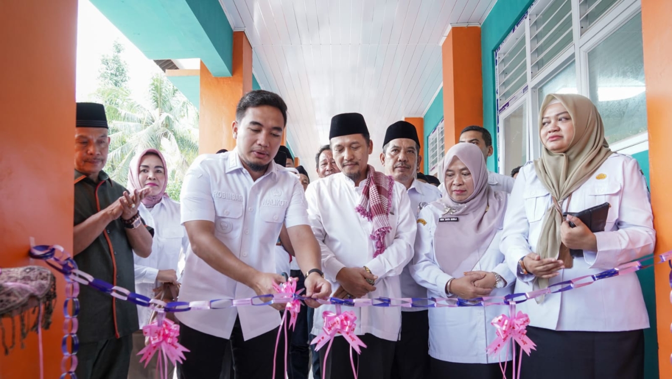 Walikota Robinsat saat meresmikan gedung baru SMP Negeri 15 Cilegon. (Foto: Istimewa)