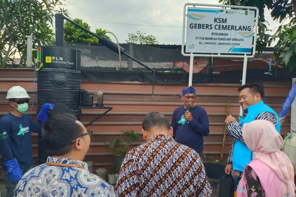 Buat Paving Block Dari Olahan Sampah, Kementerian ESDM Apresiasi Warga dan PLN IP
