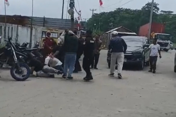 Liput Penyegelan PT GRS di Jawilan Serang, Wartawan Digebukin Sekelompok Orang Berpakaian Hitam