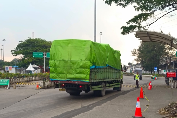 Sopir Truk Keluhkan ASDP yang Melarang Kendaraan Istirahat di Depan Tol Gate Pelabuhan Merak