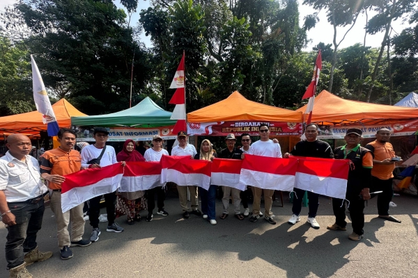 Tingkatkan Semangat Nasionalisme, Partai Gerindra Cilegon Bagikan Bendera Merah Putih Gratis di CFD
