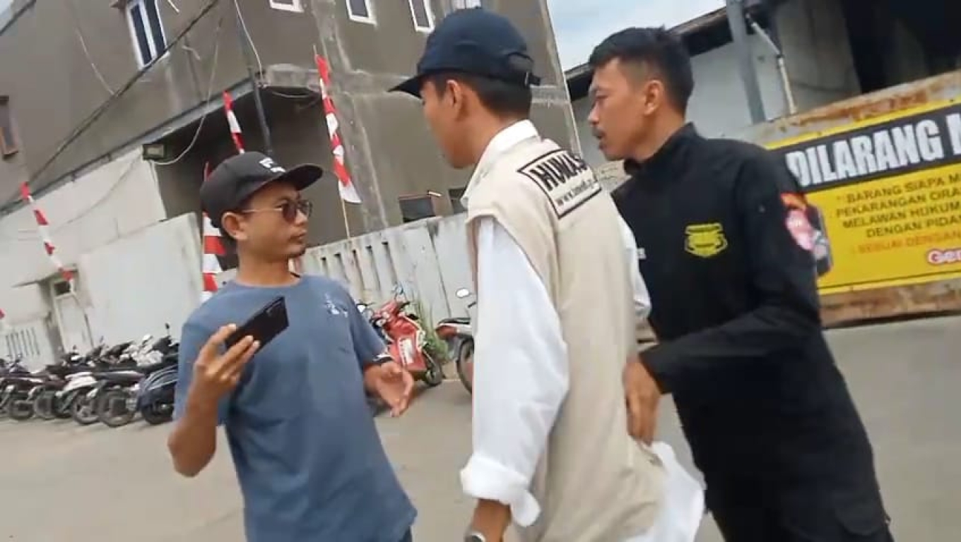 Salah satu petugas kemananan PT GRS Jawilan Serang saat menghalangi wartawan melakukan peliputan. (Foto:Tangkapan layar)