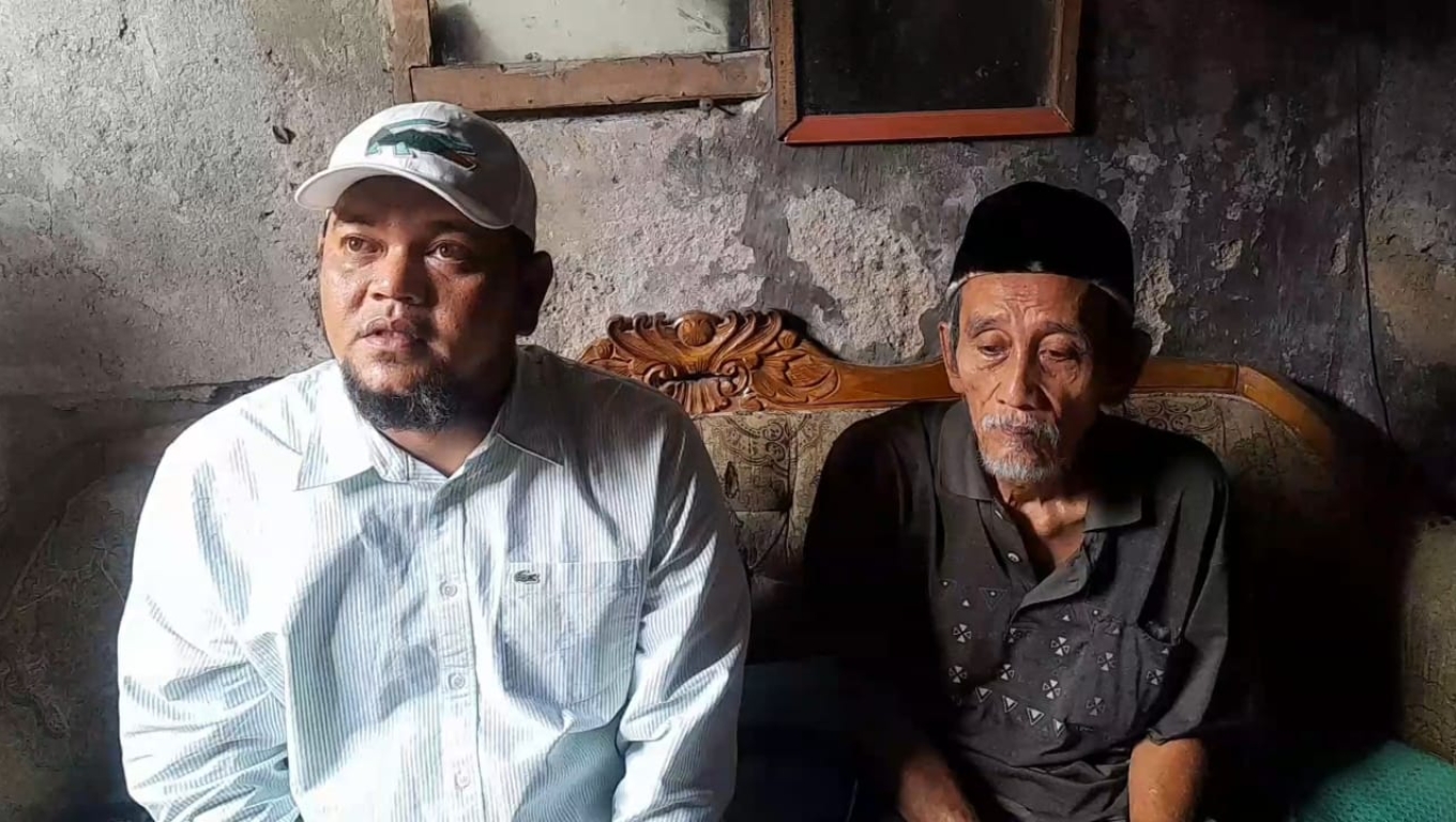 Anggota Komisi III DPRD Kabupaten Lebak saat mengunjungi penderita lumpuh layu. (Foto: Babebanten) 