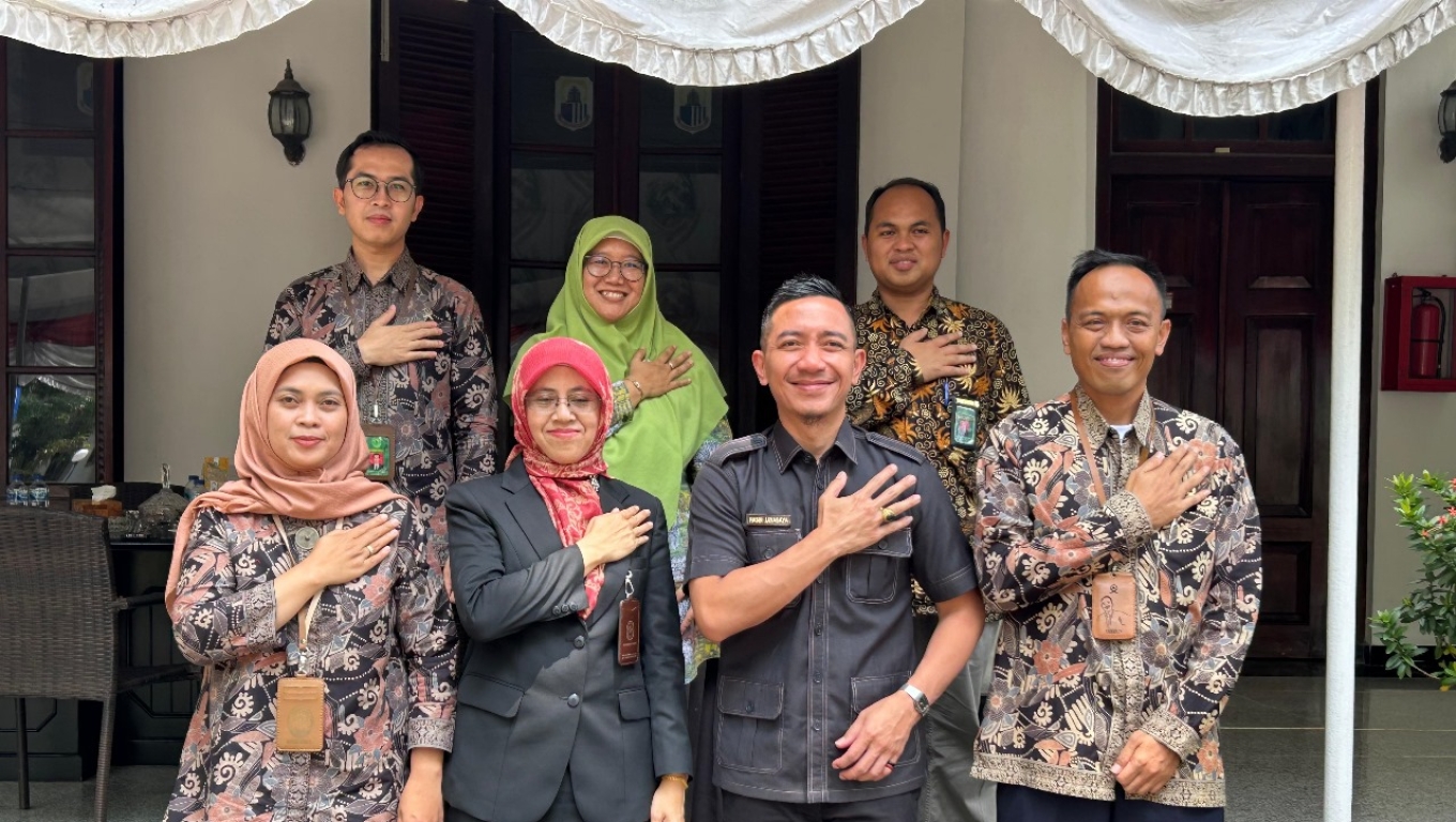 Bupati Lebak Hasbi Jayabaya (Depan) saat foto bersama jajaran Pengadilan Agama Rangkasbitung. (Foto: Babebanten) 