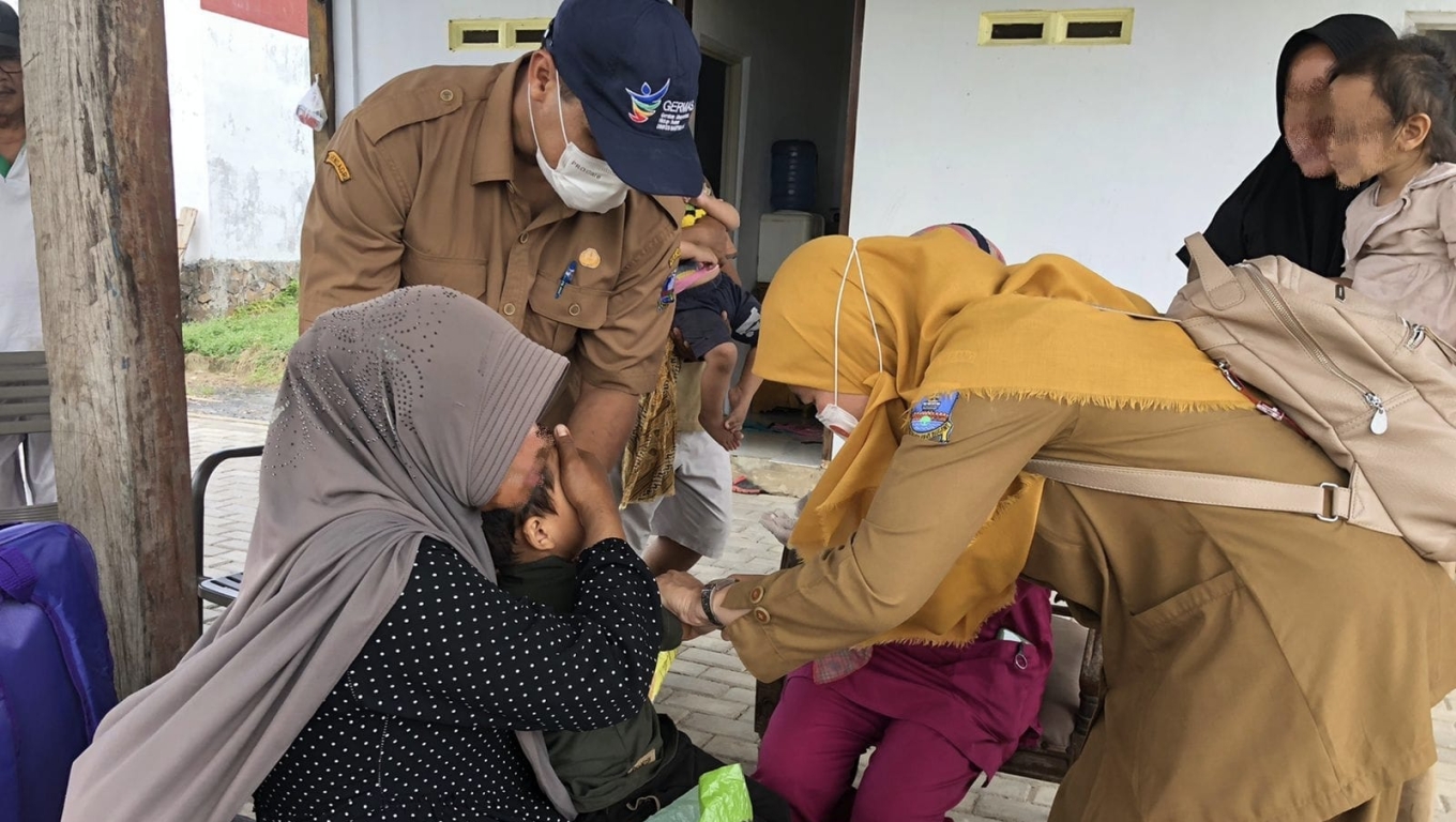 Petugas Dinkes Kabupaten Serang saat melakukan imunisasi kepada balita. (Foto: Istimewa)