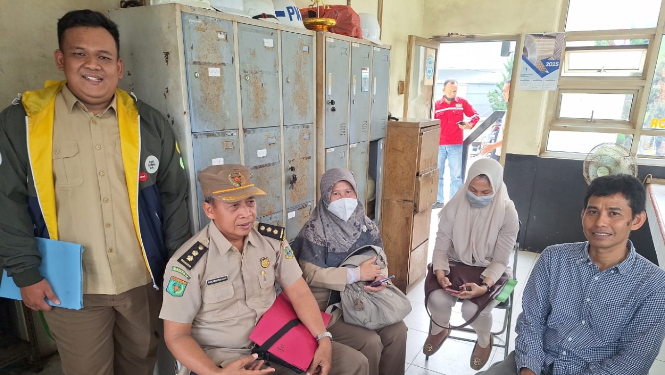 Tim Pengawas Ketenagakerjaan Disnakertrans Banten saat mendatangi PT Selago Makmur. (Foto: Istimewa)