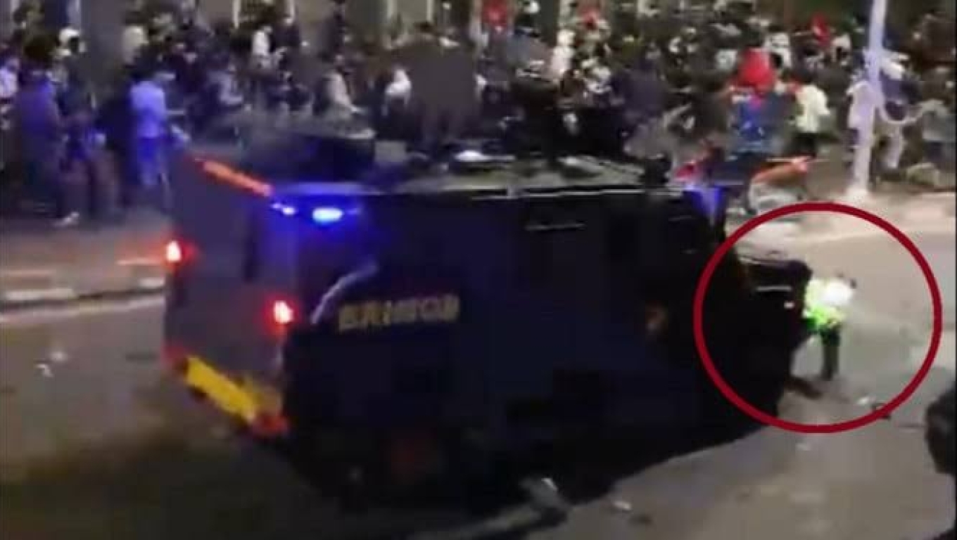 Tangkap Layar Video driver ojol yang dilindas rantis. (Foto: Tvone) 