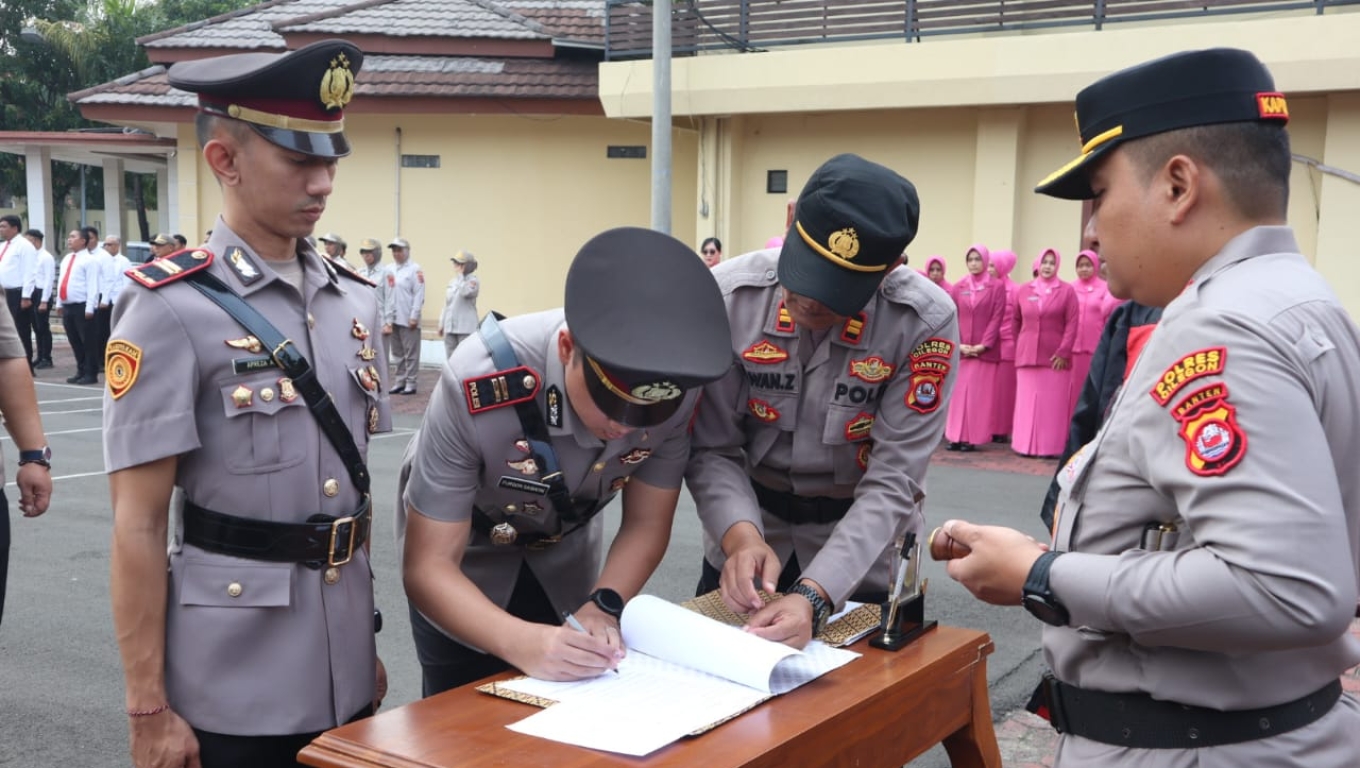 Kapolres Cilegon AKBP Martua Silitonga saat memimpin sertijab dia Kasat dan dua Kapolsek. (Foto: Istimewa)