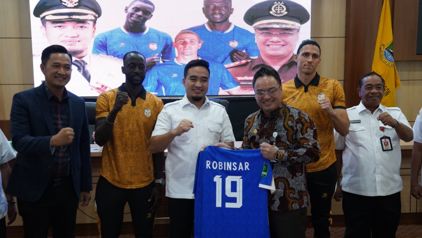 Walikota Cilegon Robinsar saat menerima kunjungan Adhyaksa FC Banten. (Foto: Istimewa)
