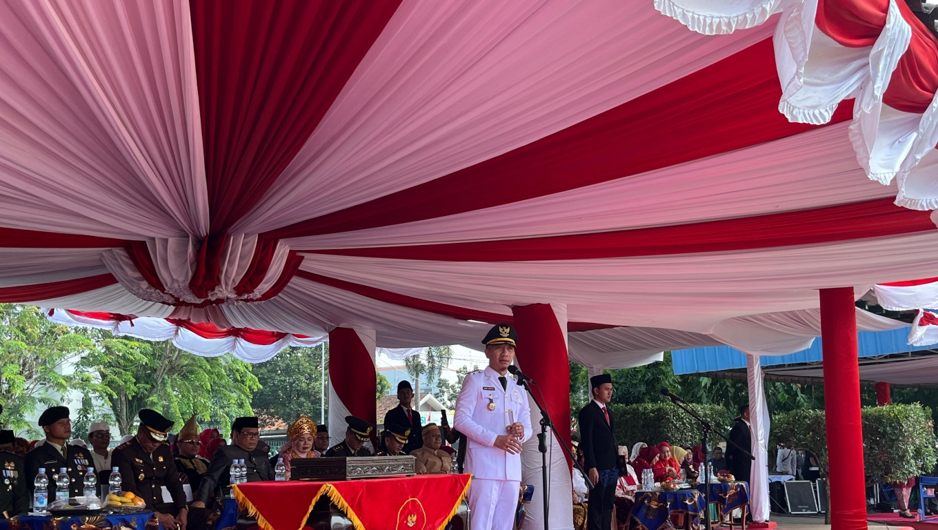 Bupati Lebak, Mochamad Hasbi Asydiki Jayabaya saat berpidato dalam Upacara HUT RI Ke-80 di Alun-alun Rangkasbitung. (Foto: Babebanten) 