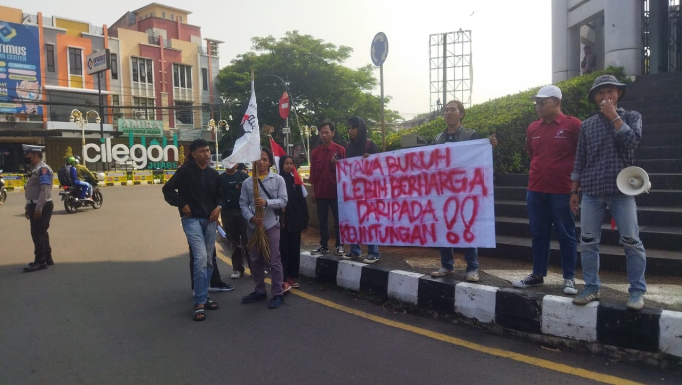 Aksi unjuk rasa IMC di Tugu Baja Landmark Cilegon terkait laka kerja di PT Selago Makmur. (Foto: Istimewa)