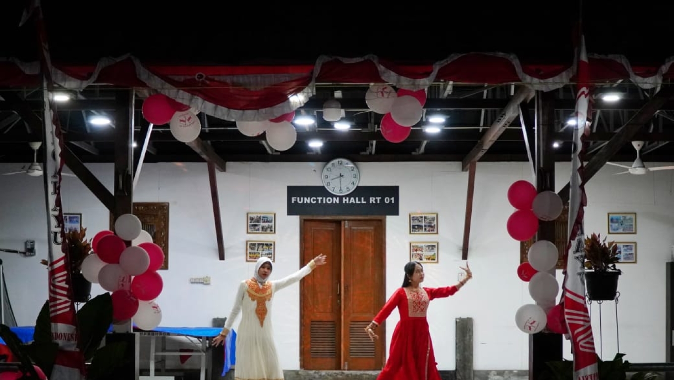 Penampilan Tari India pada Malam Puncak HUT ke-80 RI di Nusa Loka XIV.5 Kelurahan Rawa Mekar Jaya, Kecamatan Serpong, Tangerang Selatan. (Foto: Istimewa)