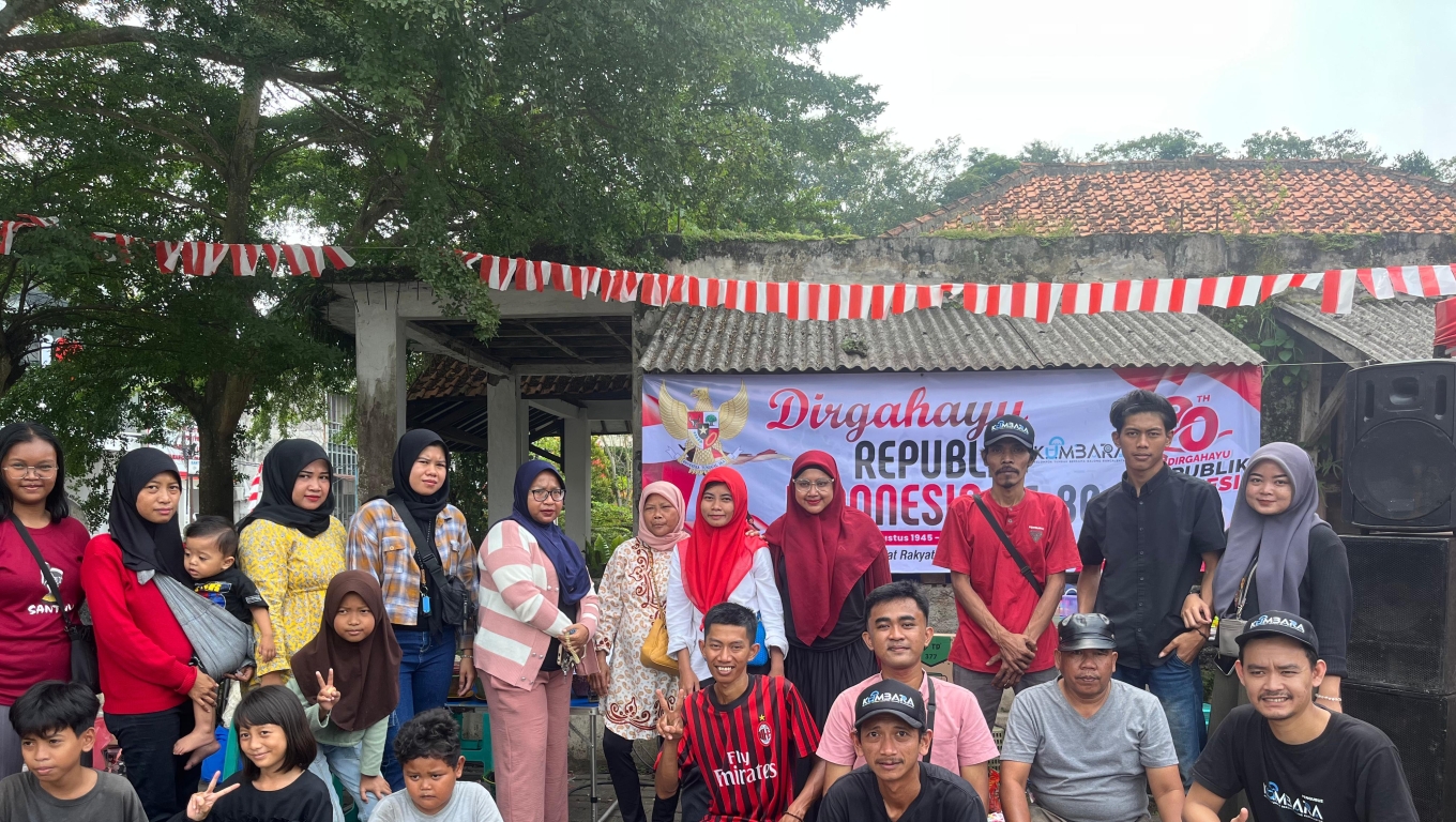 Para pedagang kaki lima yang tergabung dalam Kelompok Tumbuh Bersama Balong Rancalentah (Kumbara) saat menggelar sejumlah perlombaan dalam rangka memperingati HUT RI ke 80. (Foto: Babebanten) 