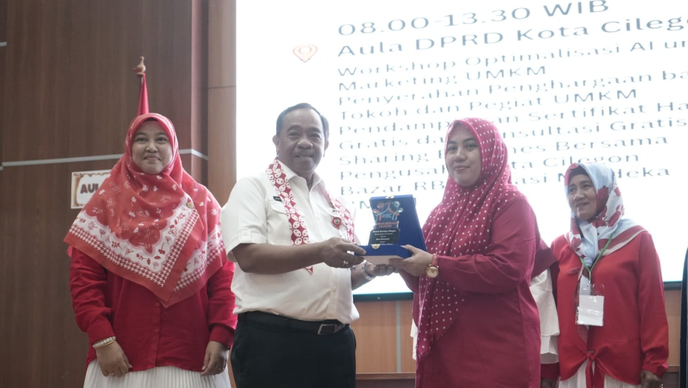 Sekda Maman Maulidin saat membuka acara Merdeka Kreasi UMKM 2025 dari Rumah Berdaya Cilegon (RBC) yang berlangsung di Aula DPRD Kota Cilegon. (Foto: Istimewa)