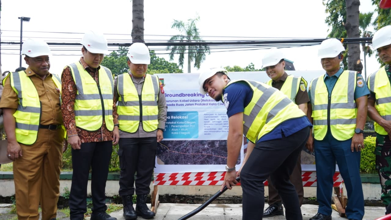Groundbreaking relokasi kabel udara fiber optic di ruas Jalan prokol Kota Cilegon. (Foto: Istimewa)