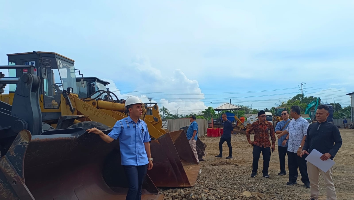 Bapenda Banten mendatangi PT Dekade Prioritas untuk menyerahkan surat keputusan PAB . (Foto: Arie/BabeBanten.com)