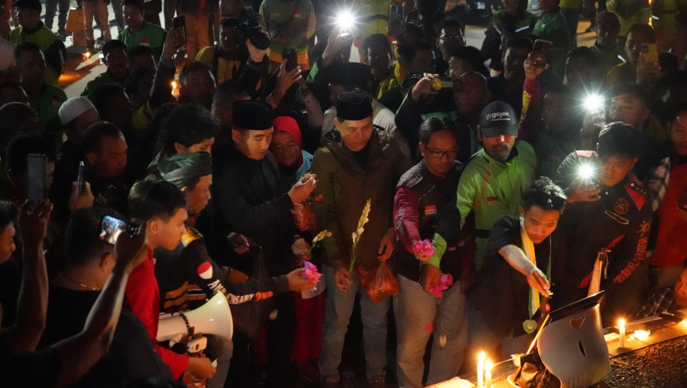 Saat Forkopimda Kota Cilegon bersama ratusan pengemudi ojek online (ojol) dan mahasiswa menggelar doa dan tabur bunga untuk solidaritas kepada almarhum Affan Kurniawan, di Tugu Landmark. (Foto: Istimewa)