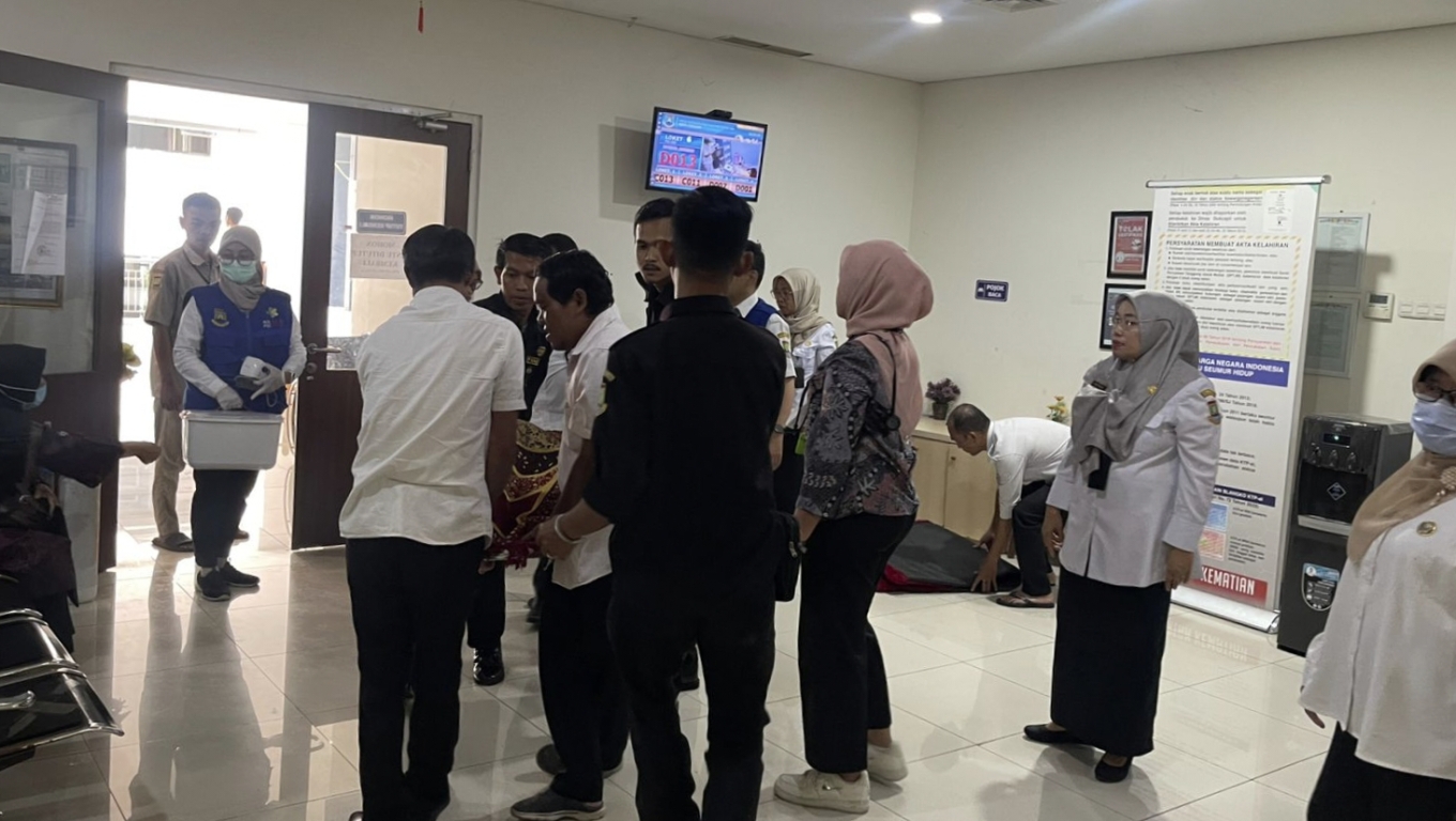 Evakuasi warga yang meninggal dunia saat mengurus dokumen kependudukan di Disdukcapil Kota Cilegon. (Foto: Istimewa)
