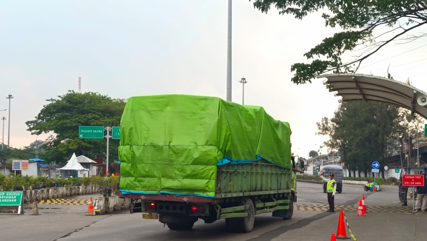 Truk tujuan Pulau Sumatera saat masuk ke Pelabuhan Merak. (Foto: Arie/Babebanten.com)