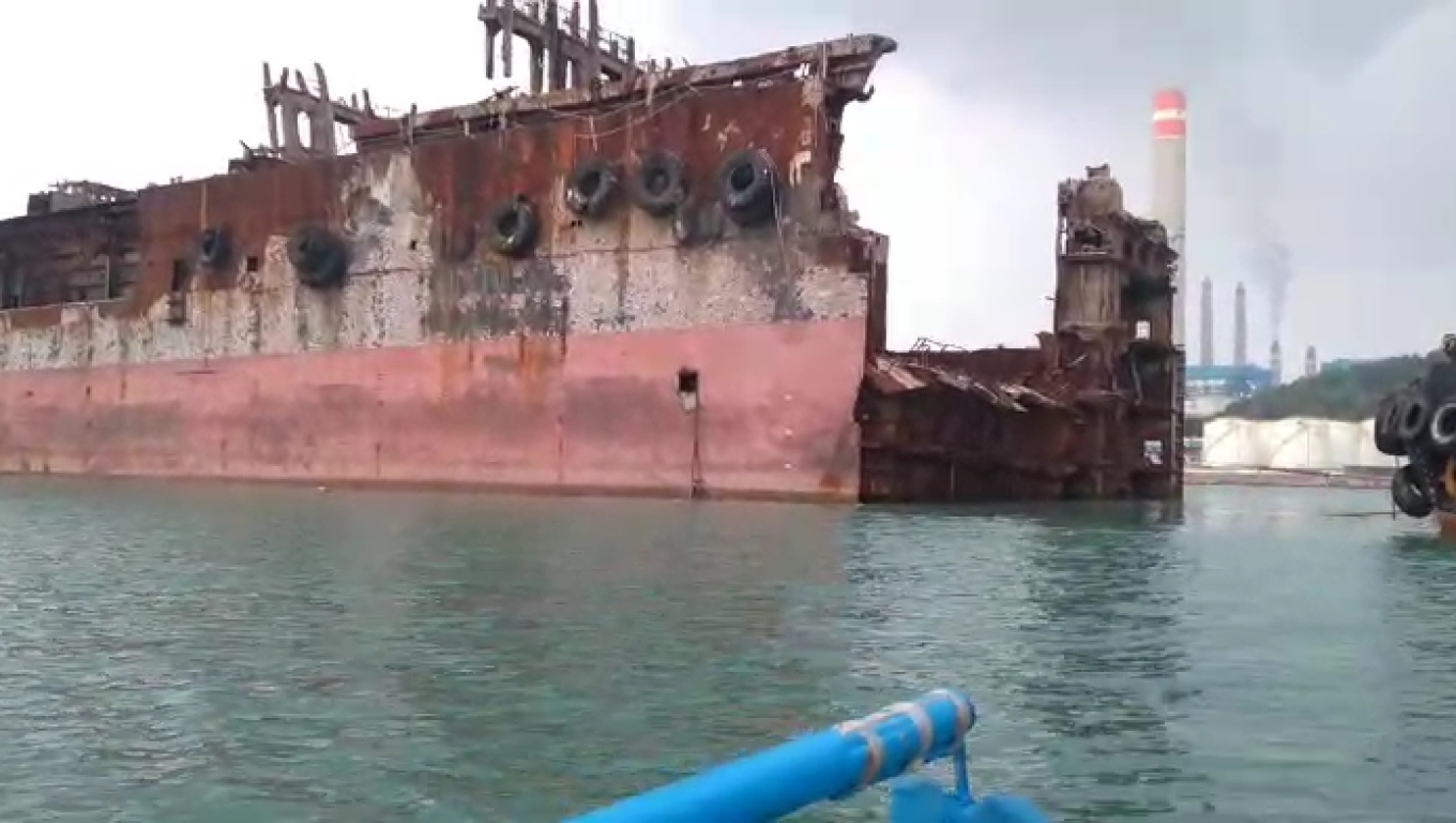 Penampakan kapal yang dilakukan pemotongan di Perairan Sekitat Pulorida Merak. (Foto: tangkapan layar video) 