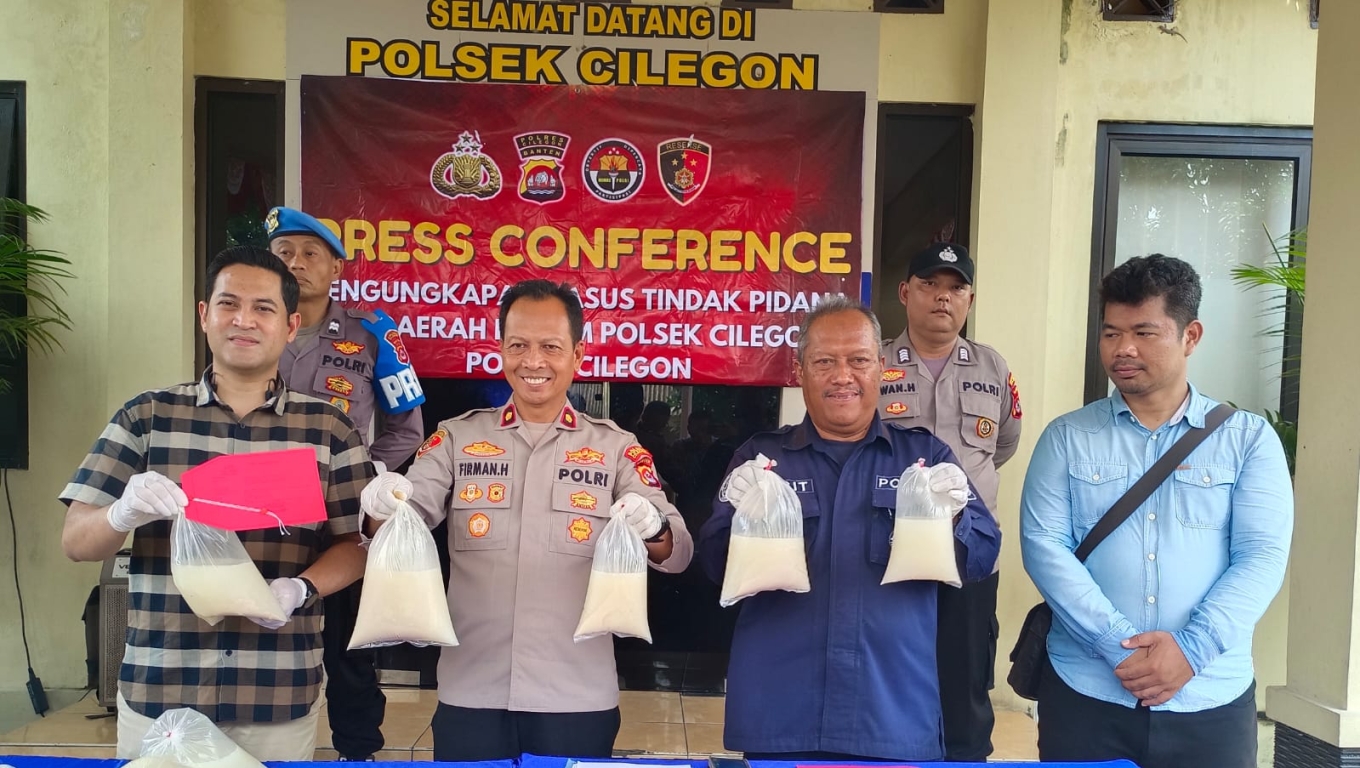 Kapolsek Cilegon, Kompol Firman Hamid saat memimpin konferensi pers pengungkapan kasus miras. (Foto: Arie/Babebanten.com)