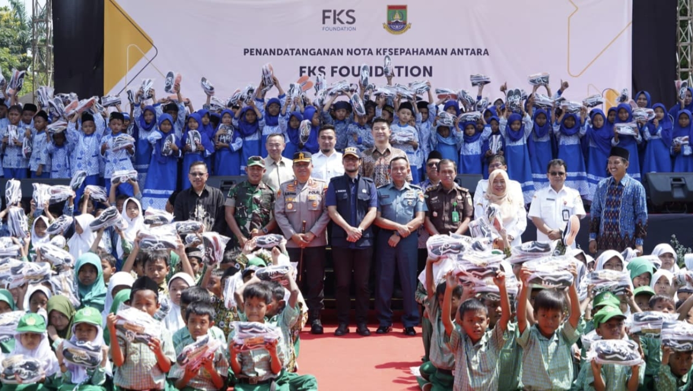 Pemerintah Kota Cilegon bersama FKS Foundation melakukan penandatangan nota kesepahaman atau MoU tentang FKS Inspire (Indonesian Skilled Professional Resource) Program Terang Cilegon Tahap II di Alun - alun Kota Cilegon. (Foto: Istimewa)