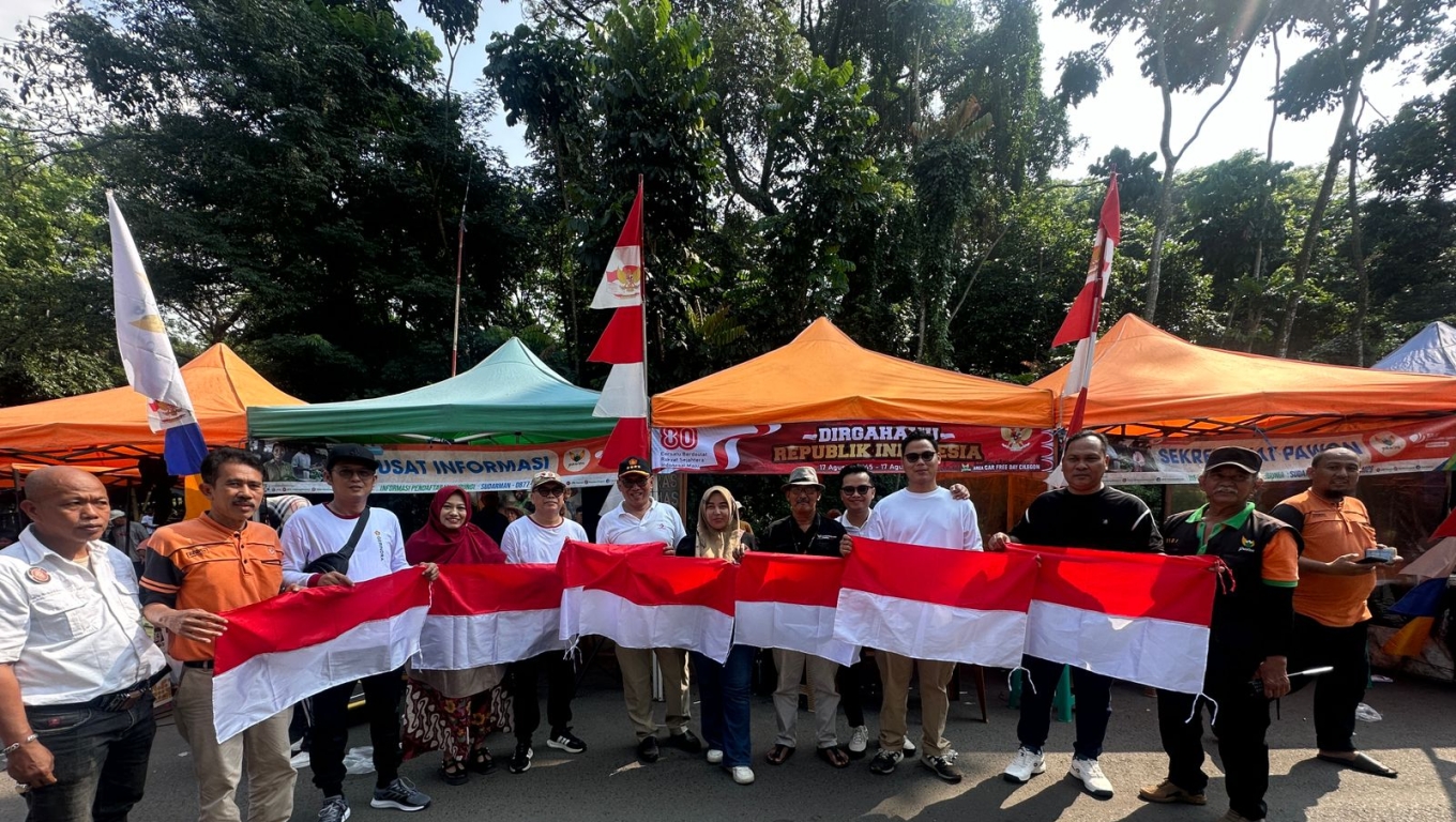 Jajaran DPC Partai Gerindra Kota Cilegon dan Fraksi Gerindra di DPRD Kota Cilegon membagikan bendera merah putih secara gratis. (Foto: Istimewa)