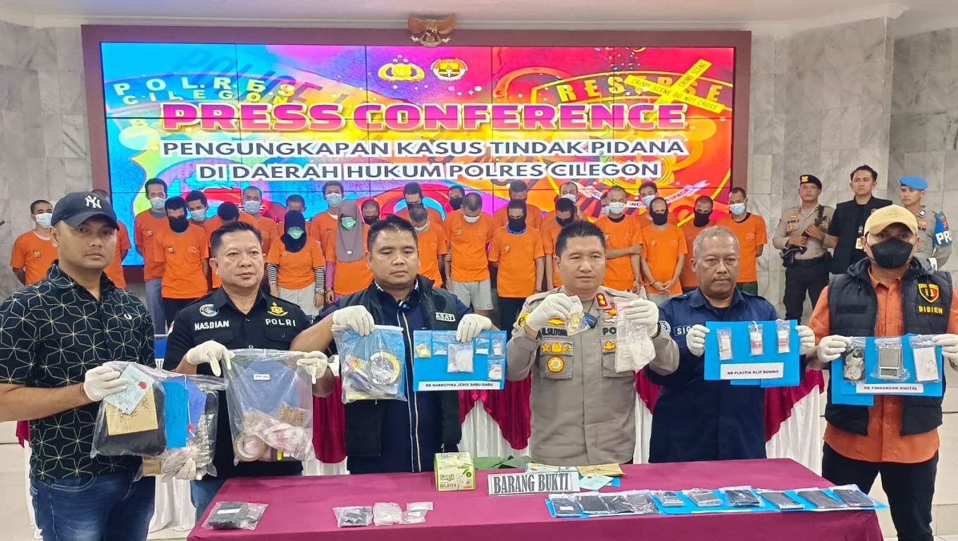 Kapolres Cilegon AKBP Martua Silitonga memimpin press conference pengungkapkan kasus tindak pidana. (Foto:Arie/Babebanten.com)