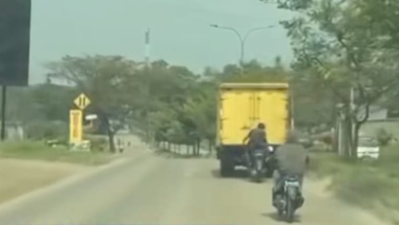 Aksi pelaku bajing loncat yang beraksi di Jalan Lingkar Selatan Cilegon. (Foto: tangkapan layar video)